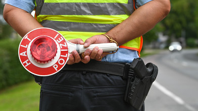 Alkohol am Steuer Frau wirft Flasche aus Auto