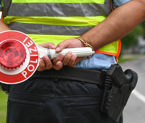 Gefährliche Flucht in Hanau: Fahrer rast über Verkehrsinseln