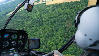 Unfall bei Hainburg: Rettungshubschrauber entdeckt zufällig Waldbrand