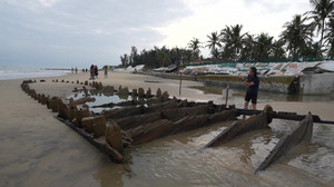 Taifun "Kalmaegi" legt uraltes Schiffswrack frei