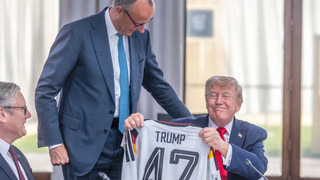 Besonderes Geburtstagsgeschenk: Merz schenkt Trump DFB-Trikot