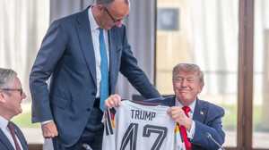 Besonderes Geburtstagsgeschenk: Merz schenkt Trump DFB-Trikot