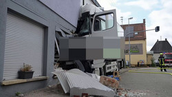 Lkw kracht in Hauswand: Ortsdurchfahrt in Waldstetten gesperrt