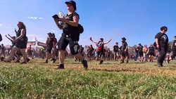 Wacken Open Air: Hier stürmen Metalheads das Infield 