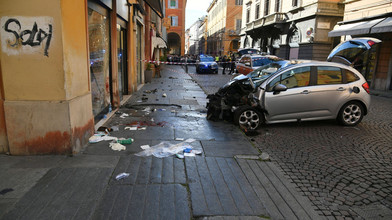 Autoraser in Modena Deutsche Touristin verletzt