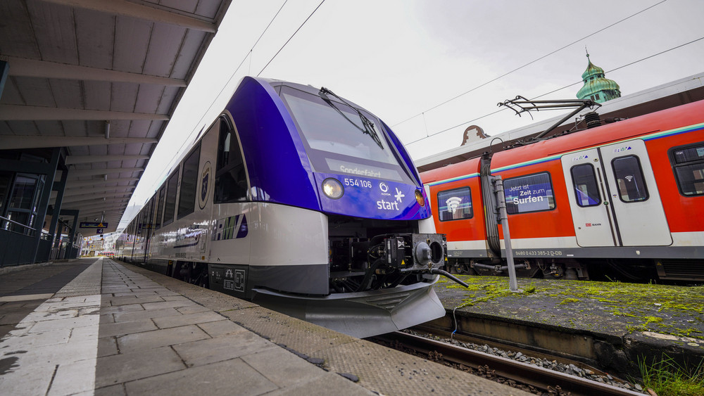 Ein „Wasserstoffzug“ steht im Bahnhof Bad Homburg.