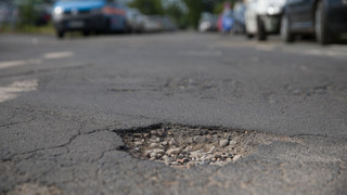 Schlaglöcher: Fachkräftemangel bremst hessische Städte bei Reparatur