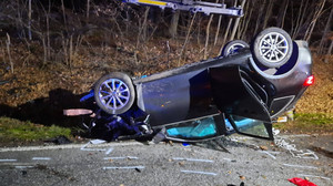Schwerer Unfall auf B49 bei Fernwald - Eine Tote, zwei Schwerverletzte