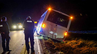 Alsfeld: Bus rutscht in Graben - Mutter und Tochter leicht verletzt