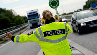 Bei Polizeikontrollen auf A3 -  77 Lkw-Überholverstöße