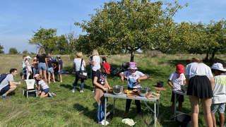 Auf den Frankfurter Streuobstwiesen: Kinder keltern selbst Apfelsaft