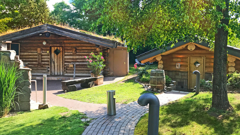Wellness in Dietzenbach: Zwei Blockhaussaunen von außen.