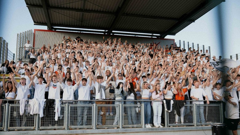 Der Fanblock Weiß feuert an