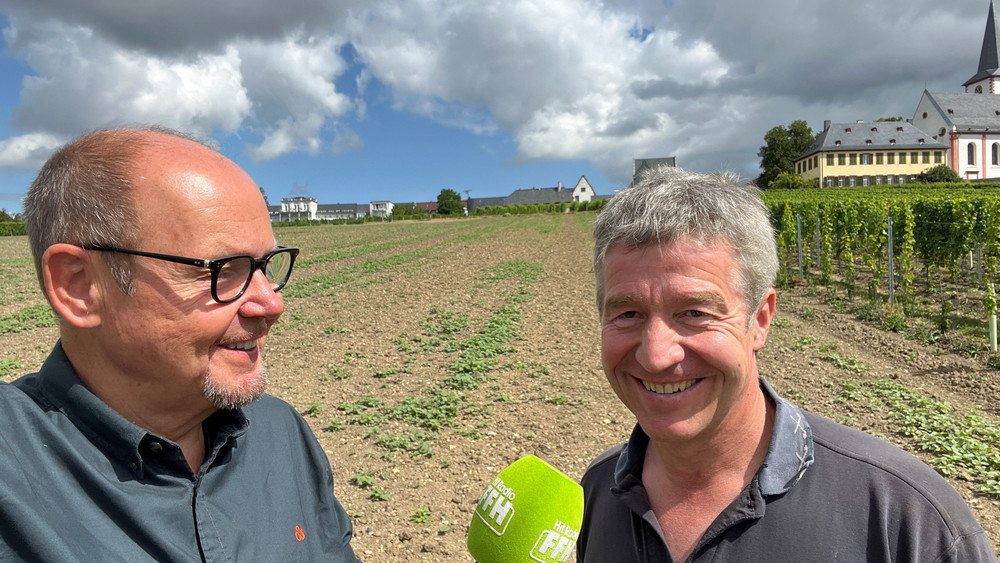 Winzer Günther Künstler (rechts) im Gespräch mit FFH-Reporter Peter Hartmann