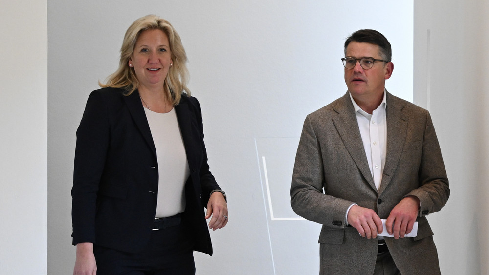 Ines Claus (CDU), wiedergewählte Fraktionsvorsitzende, und Boris Rhein (CDU), Ministerpräsident von Hessen und Landesvorsitzender, sind nach der konstituierenden CDU-Fraktionssitzung im Landtag auf dem Weg zur Pressekonferenz.