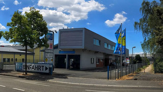 Mann ramponiert TÜV-Parkplatz in Hanau: Mit 3,6 Promille am Steuer