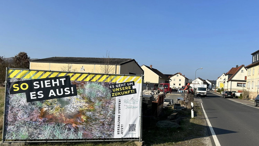 Mit dieser Plakatkampagne will die BI Umwelt Neuhof auf die Versalzung rund um den Kaliberg aufmerksam machen. 