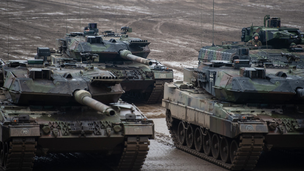 Drei Kampfpanzer der Bundeswehr vom Typ Leopard 2A6 und ein Schützenpanzer vom Typ Puma stehen bei einer Übung im Gelände. Die Rüstungsimporte in Europa haben sich in den vergangenen fünf Jahren beinahe verdoppelt. Das geht aus einem neuen Bericht hervor, den das Stockholmer Friedensforschungsinstitut Sipri veröffentlichte.