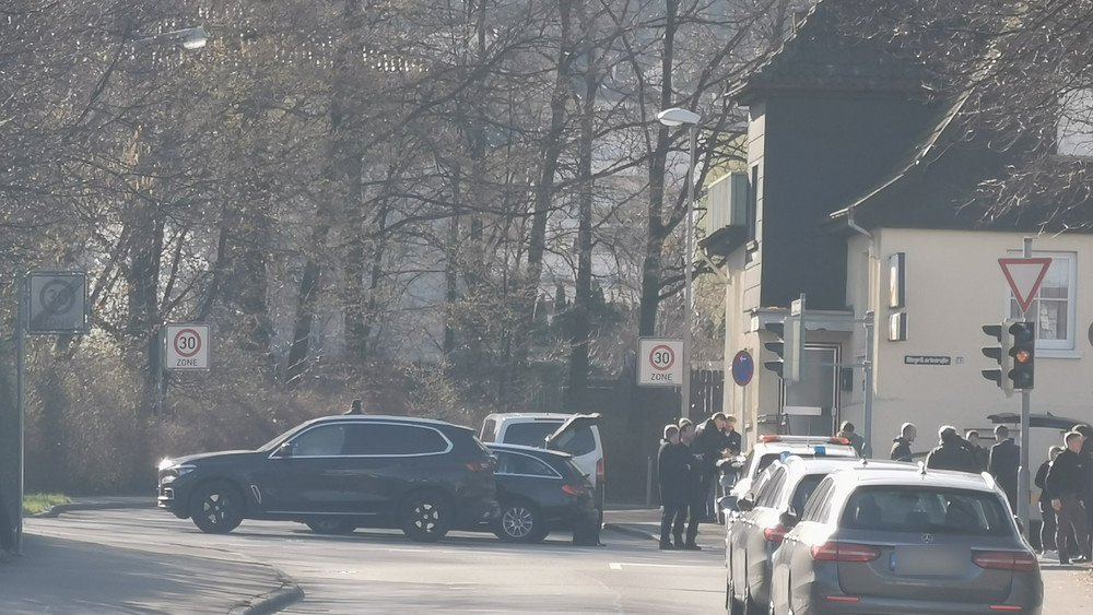 Polizeifahrzeuge stehen in einer Straße. Bei bundesweiten Durchsuchungen im «Reichsbürger»-Milieu ist in Reutlingen ein Beamter eines Spezialeinsatzkommandos durch einen Schuss leicht verletzt worden.
