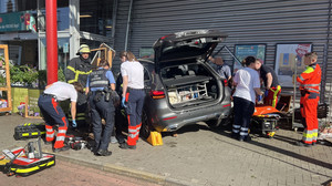 Zwei Verletzte in Bad Kreuznach: Auto kracht in REWE-Markt
