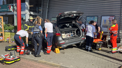 Zwei Verletzte in Bad Kreuznach: Auto kracht in REWE-Markt