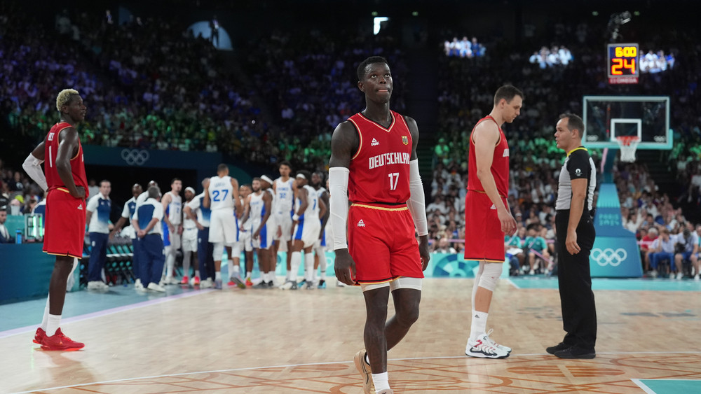 Deutschland verliert um Kapitän Dennis Schröder (vorne) gegen Frankreich im Halbfinale.