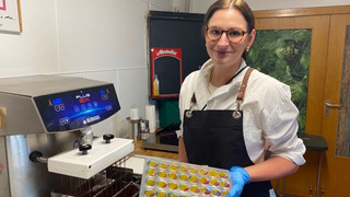 "Mückenschiss" - Vogelsberger Gastronomin kreiert Kunst-Pralinen