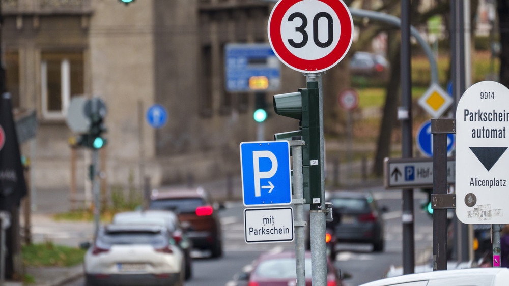Feiern ein Comeback: Tempo-30-Schilder in der Mainzer Innenstadt