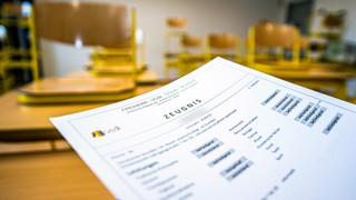 Schlechtes Zeugnis? Beratungstelefone zum Schulende