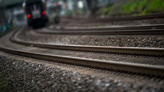 Sperrung bei Baunatal: Jugendliche laufen an Bahngleisen entlang