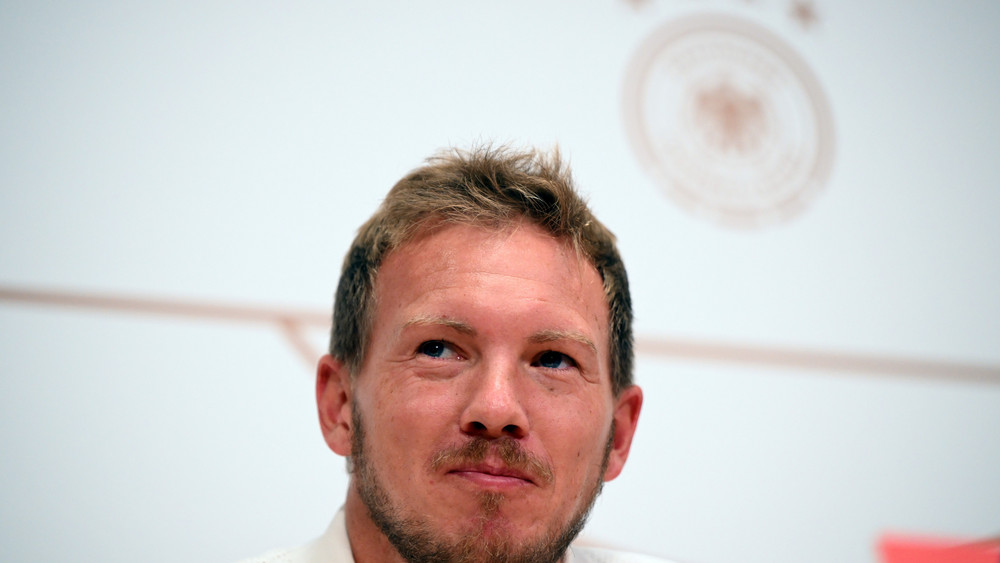 Nationaltrainer Julian Nagelsmann muss beim Spiel gegen die Niederlande eventuell umplanen. Stürmer Niclas Füllkrug ist angeschlagen und ist für das Spiel am Dienstag fraglich. 