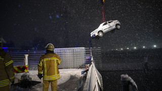 Mannheim: Seat stürzt im Hafen in den Neckar, Bergung durch Feuerwehr