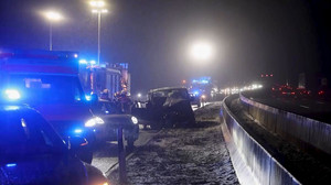 Kleintransporter prallt auf der A3 bei Waldaschaff in Lkw - sieben Verletzte 