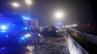 Kleintransporter prallt auf der A3 bei Waldaschaff in Lkw - sieben Verletzte 