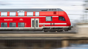 Zugbegleiter lebensgefährlich verletzt