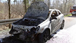 Dramatischer Unfall auf der B49: Auto in Vollbrand - Drei Personen eingeklemmt