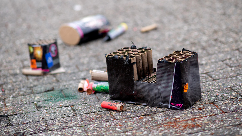 Keine Verletzten, aber ein Sachschaden. Unbekannte haben in einer Schule in Obertshausen eine Feuerwerksbatterie angezündet. (Symbolbild)