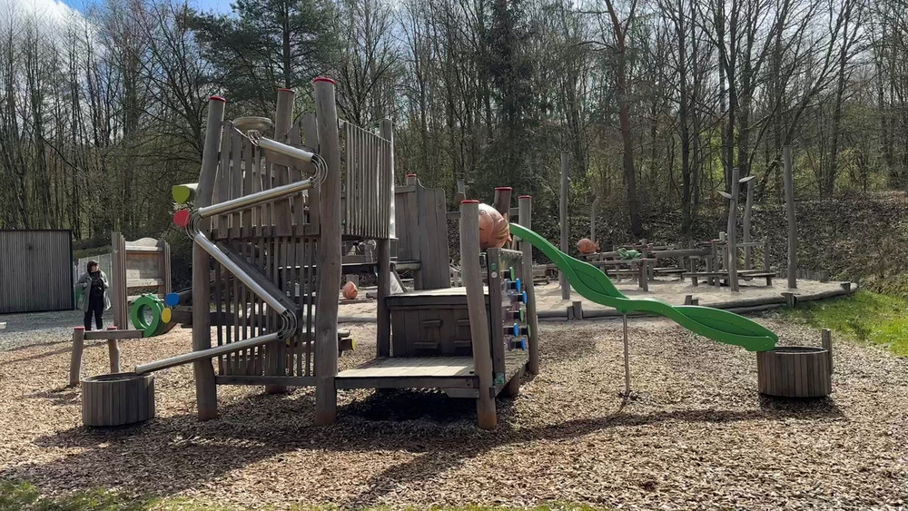 Dieser Spielplatz am Kinzig-Stausee gehört zur "Ardeas Seenwelt" und wurde durch EU-Mittel gefördert. 