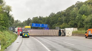 A7 beim Hattenbacher Dreieck: LKW kippt um und blockiert alle Spuren