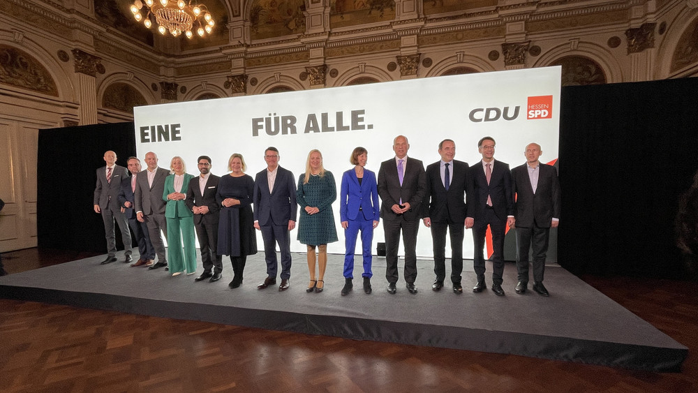 Die neuen Minister und Ministerinnen bei ihrer Vorstellung gemeinsam mit CDU-Ministerpräsident Rhein und SPD-Landeschefin Faeser.