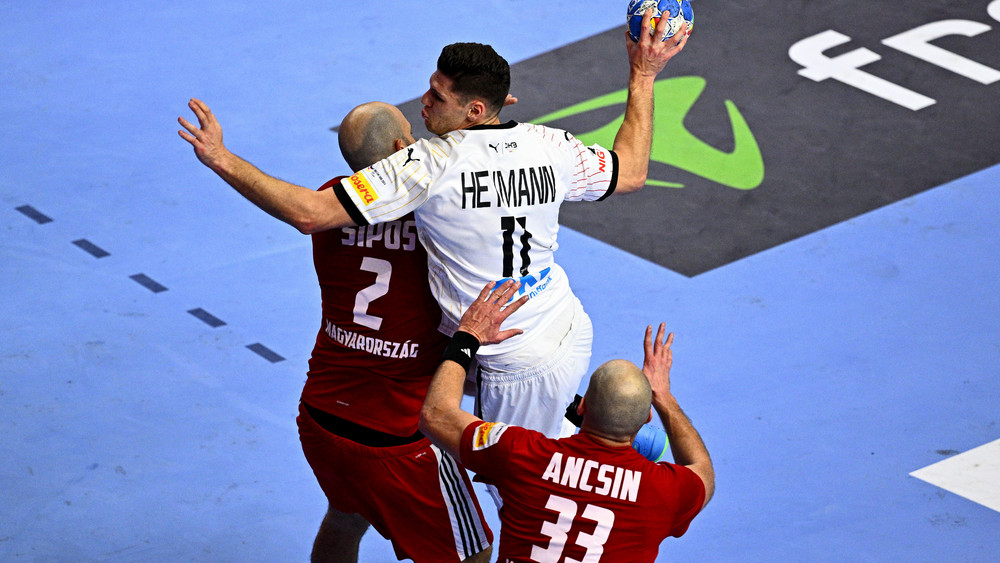 Die deutschen Handballer um Sebastian Heymann (mit Ball) haben sich ein Endspiel um den Einzug ins Halbfinale der Heim-EM erkämpft.