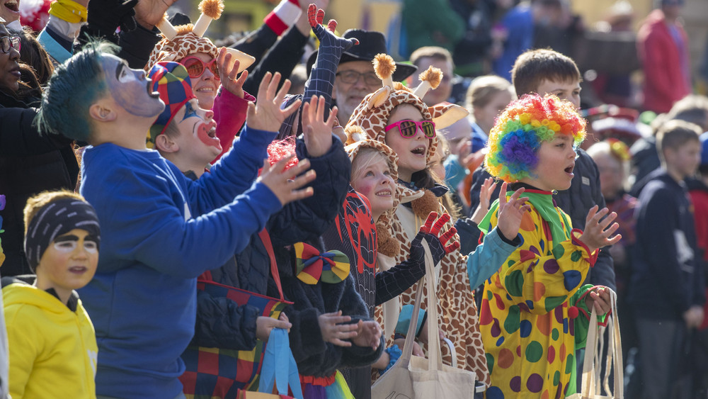 Viele Narren am Straßenrand werden auch am 11.11. in Obertiefenbach im Kreis Limburg-Weilburg wieder erwartet 