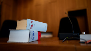 Toter Säugling in Neu-Isenburg: Eltern wegen Mordes angeklagt