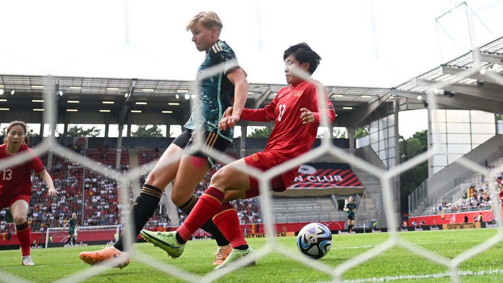 Paulina Krumbiegel (l) gegen Vietnams Tran Thi Thu Thao beim 1:0 in Offenbach.