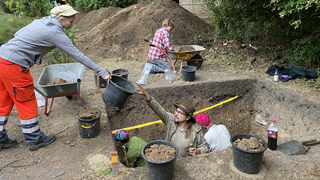 Seltener Fund in Marburg: Archäologiestudenten graben Sonnenuhr aus