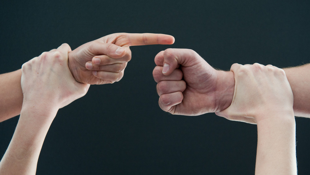 Schiedsmänner und -frauen versuchen beispielsweise, Nachbarschaftsstreitigkeiten zu beenden, indem sie gemeinsam mit den Streitenden nach Lösungen und Kompromissen suchen. (Symbolbild)