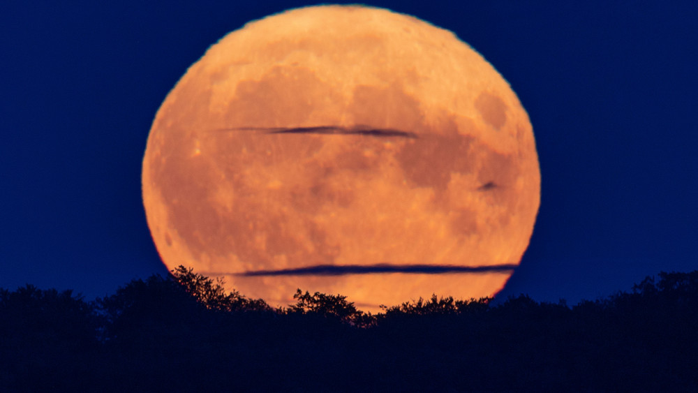 Vollmond und der Erde besonders nah: So erscheint der Mond deutlich größer als sonst. (Symbolbild)