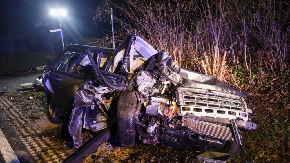 Das Auto prallte zunächst in einen Baum und kam erst in einem Graben zum Stehen. 