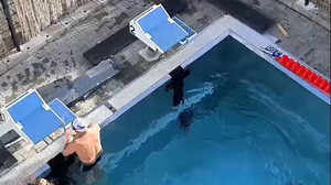 Ein Freibad im Vorgarten: Badegäste trotzen herbstlichen Temperaturen