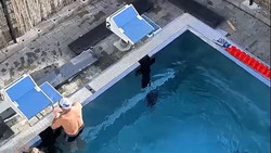 Ein Freibad im Vorgarten: Badegäste trotzen herbstlichen Temperaturen